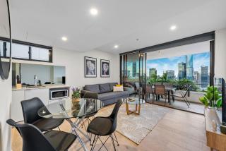 Million Dollar Views with King Bed, Pool, Gym, WiFi - Brisbane - 9