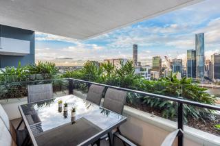 Million Dollar Views with King Bed, Pool, Gym, WiFi - 8