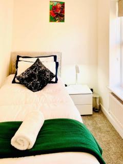 Stylish 3 BDR House with Free Parking Near Hulme - Manchester - 6