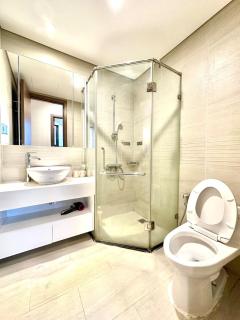 Deluxe Two Spacious Bedroom Apt, Nice View With Big Window In Vinhomes Green Bay - 2