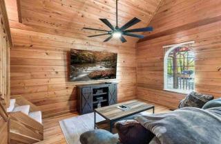 Lovely Cabin near GSMNP & Attractions -Hot Tub! - Gatlinburg - 6