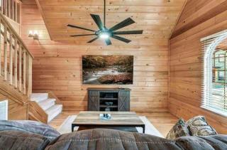 Lovely Cabin near GSMNP & Attractions -Hot Tub! - Gatlinburg - 5