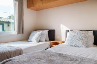 Dove Lodge - Peak District Cabin - 1