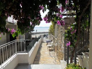 Modern eingerichtete Ferienwohnung im Erdgeschoss mit Panorama-Blick über die Bucht und den Bootssteg von der Terrasse - Diklo - 5