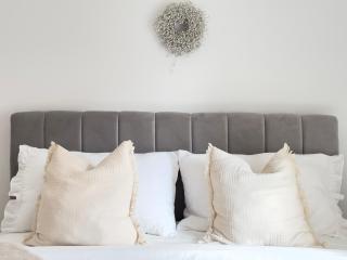 Romantic 3 Bedroom Apartment 150m from the beach & free parking spot - 0