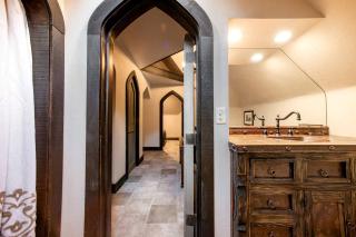 Castle Gatehouse Rental for a Unique Getaway near Bolton Landing, New York - Bolton - 8