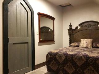 Castle Gatehouse Rental for a Unique Getaway near Bolton Landing, New York - Bolton - 7