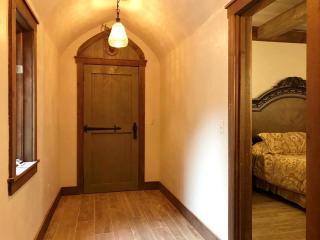 Castle Gatehouse Rental for a Unique Getaway near Bolton Landing, New York - Bolton - 6