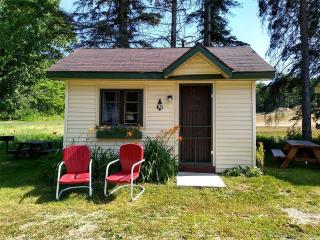 Romantic Escapes Await in this Charming Cabin in Cadillac, Michigan - Cadillac - 0