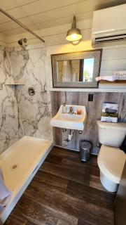 Adult-Only Luxurious Tented Cabin Perfect for a Modern Glamping Escape in Tennessee - Silver Point - 6