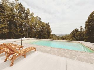Adult-Only Luxurious Tented Cabin Perfect for a Modern Glamping Escape in Tennessee - Silver Point - 1
