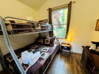 Cozy Studio-Style Cabin for a Glamping Getaway in Clearwater, Oregon - Idleyld Park - 0