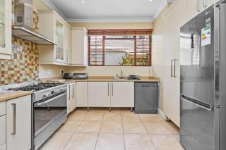 Spacious Claremont Home with Pool Fireplace - Kaapstad - 7