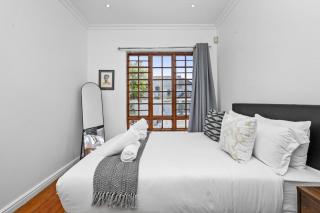 Spacious Claremont Home with Pool Fireplace - Kaapstad - 5