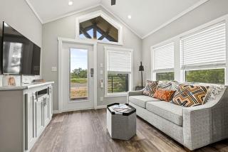 Outstanding Cabin with Waterfront Views and Barbecue in Fredericksburg, Texas - Hilltop - 9