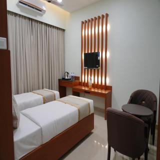 EMBASSY PARK - Near US consulate, Apollo hospital, Sankaranethralaya - 5