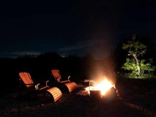 Chic and Elegant Tiny House with Fire Pit Lovely for Couples Getaways in Kempner, Texas - Kempner - 0