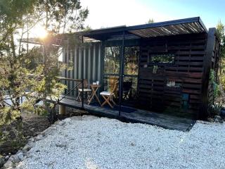 Chic and Elegant Tiny House with Fire Pit Lovely for Couples Getaways in Kempner, Texas - Kempner - 9