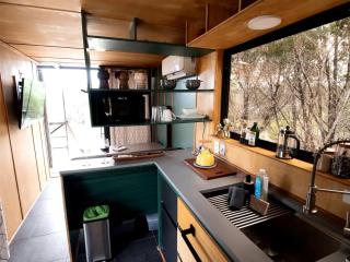 Chic and Elegant Tiny House with Fire Pit Lovely for Couples Getaways in Kempner, Texas - Kempner - 8