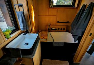 Chic and Elegant Tiny House with Fire Pit Lovely for Couples Getaways in Kempner, Texas - Kempner - 6