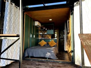 Chic and Elegant Tiny House with Fire Pit Lovely for Couples Getaways in Kempner, Texas - Kempner - 5