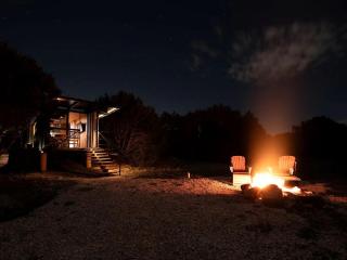 Chic and Elegant Tiny House with Fire Pit Lovely for Couples Getaways in Kempner, Texas - Kempner - 1