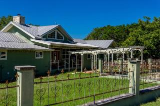 1800's Antique Log Cabin with Modern Amenities near Fredericksburg and Kerrville, Texas - Ingram - 0
