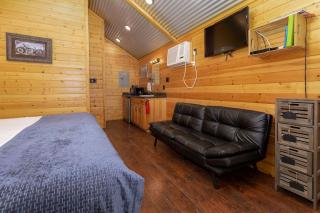 Texas State Glamping in this Charming Cabin Rental for Six in Pipe Creek - Pipe Creek - 7