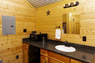 Texas State Glamping in this Charming Cabin Rental for Six in Pipe Creek - Pipe Creek - 6
