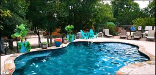 Texas State Glamping Getaways to Nature in this Cute Log Cabin near Austin - Pipe Creek - 3