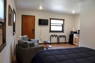 Modern and Picturesque Lake-Side Cabin Located by Mount Rushmore in Rapid City - Rapid City - 1