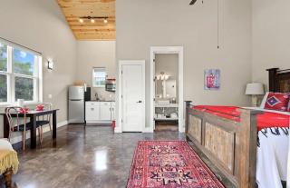 Cozy Spacious Studio Cottage for a Peaceful Romantic Escape to Texas Hill Country near Dripping Springs, Texas - Hammetts Crossing - 3