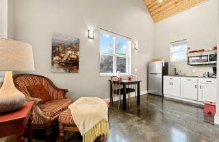 Cozy Spacious Studio Cottage for a Peaceful Romantic Escape to Texas Hill Country near Dripping Springs, Texas - Hammetts Crossing - 2