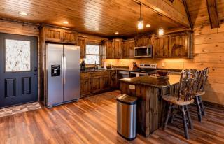Beautiful Cabin with Lofted Space and Deck in Topton, North Carolina - Topton - 0
