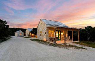 Cozy Hill Country Cottage Rental for Romantic Weekend Getaways from Austin - Hammetts Crossing - 4