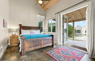 Cozy Hill Country Cottage Rental for Romantic Weekend Getaways from Austin - Hammetts Crossing - 3