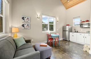 Cozy Hill Country Cottage Rental for Romantic Weekend Getaways from Austin - Hammetts Crossing - 2