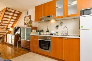 Cozy Retreat with Parking, Balconies & Garden Fireplace - Pakoštane (Poschiane) - 1