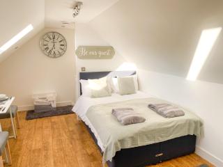 Green Glades Lovely Self Contained Apartment-Studio In Super South West Location By StayStaycations - Bristol - 1
