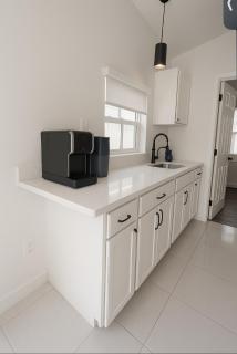 Modern Home - Termpurpedic Queen bed, Laundry, Free Parkging, EV Tesla - Hollywood - 5