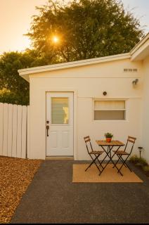 Modern Home - Termpurpedic Queen bed, Laundry, Free Parkging, EV Tesla - Hollywood - 9