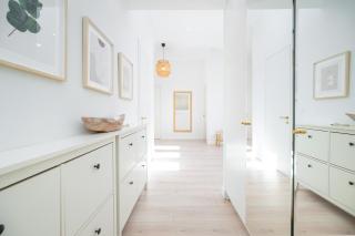 Classy White by OneApartments - 6