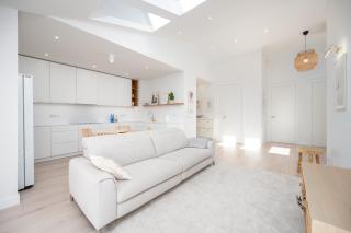 Classy White by OneApartments - Danzig - 8