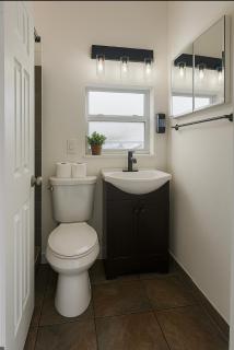 Modern Home - Termpurpedic Queen bed, Laundry, Free Parkging, EV Tesla - 8