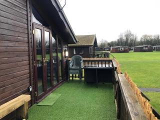 Woodpecker Lodge, Pet Friendly, Hoburne Passes included - South Cerney - 2