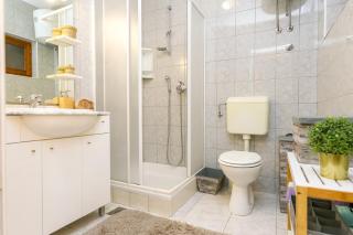Cozy Retreat with Parking, Balconies & Garden Fireplace - Pakoštane - 3