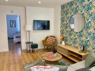 Botanic Escape with Air Con, Balcony & Candle Bath Ritual - Pets Welcome - 5