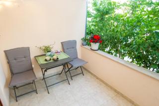 Cozy Retreat with Parking, Balconies & Garden Fireplace - Pakoštane - 5