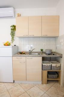Cozy Retreat with Parking, Balconies & Garden Fireplace - Pakoštane - 6