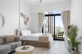 VayK - Cozy Studio with a Balcony & Pool View - 0